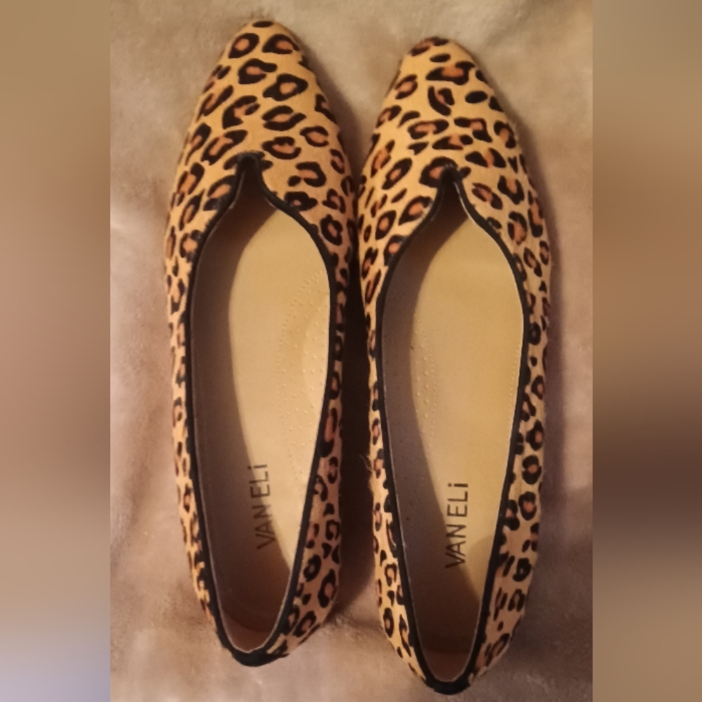 Women's 9 1/2 N leopard flats Vaneli